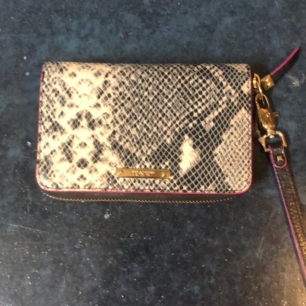 Chic Stella & Dot snakeskin wristlet
